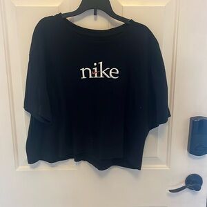 Women’s Nike cropped tee